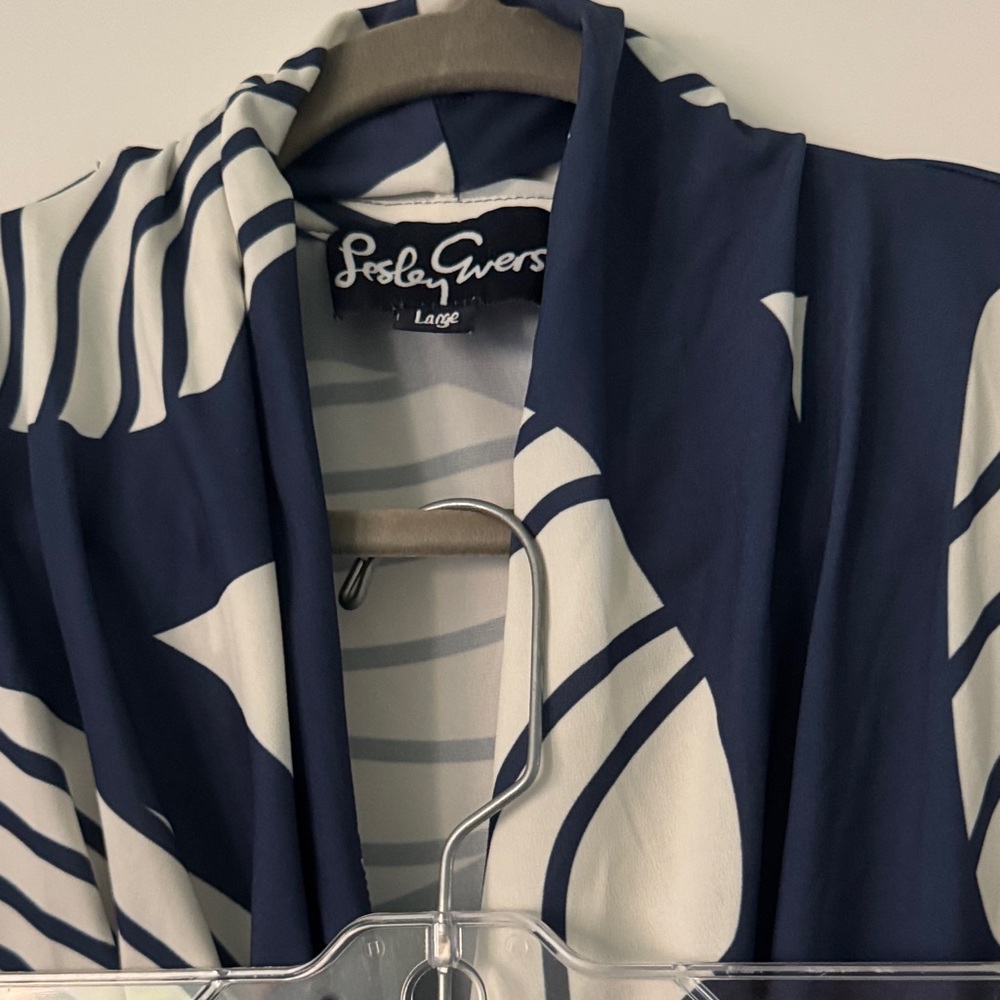 Lesley Evers Navy & White top size L. Matching pants listed separately - Picture 3 of 6